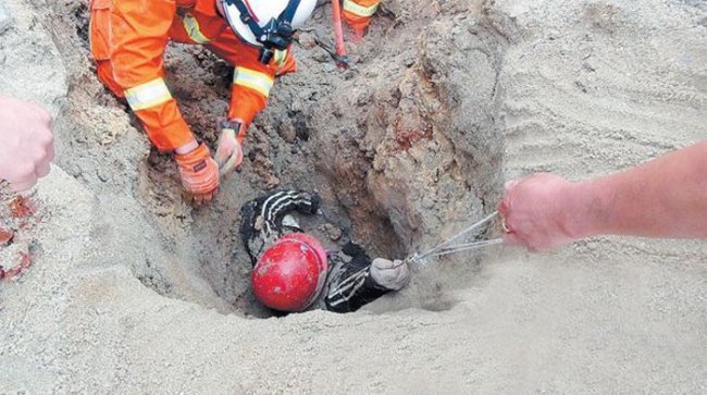 Строители выкопали женщину из-под тонн песка