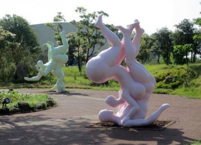 Парк со 140 скульптурами сексуальных позиций