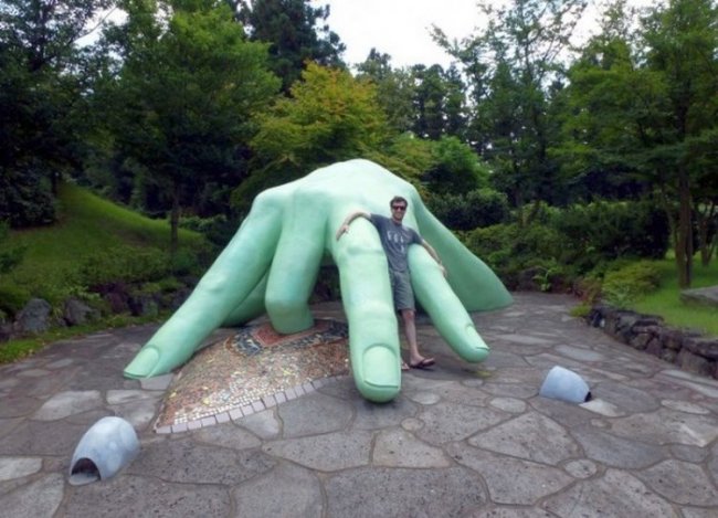 Парк со 140 скульптурами сексуальных позиций
