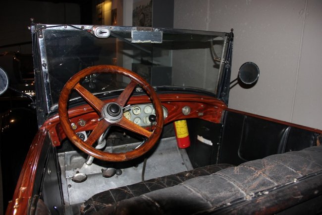 Коллекция ретро-машин, найденная в подвале отеля в Гейрангере