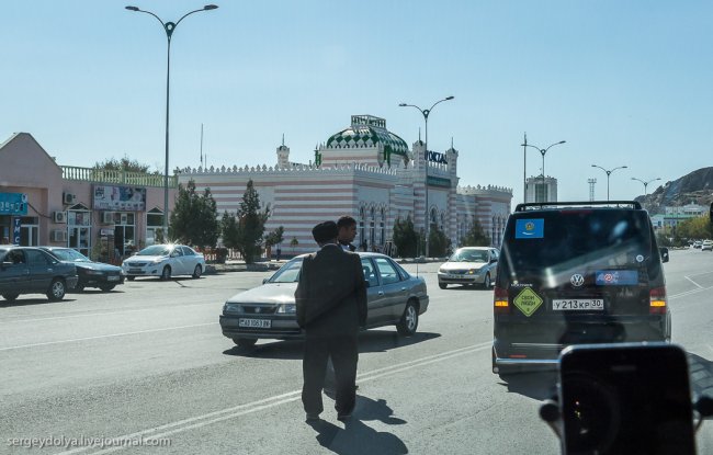 Прогулка по туркменскому городу Туркменбаши