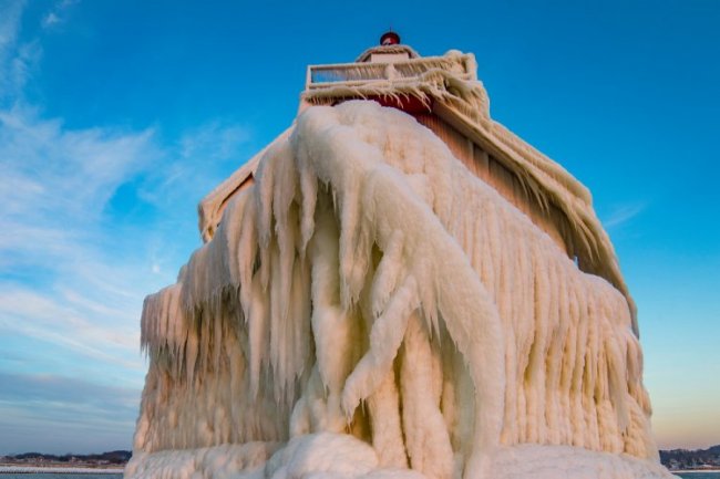 Замерзшие маяки на озере Мичиган