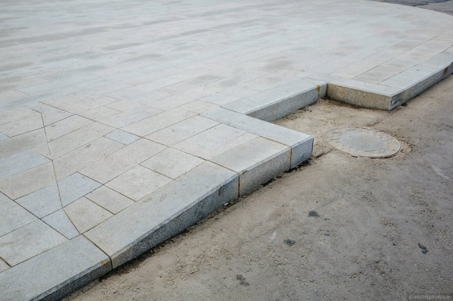 Как укладывают тротуарную плитку на Тверской