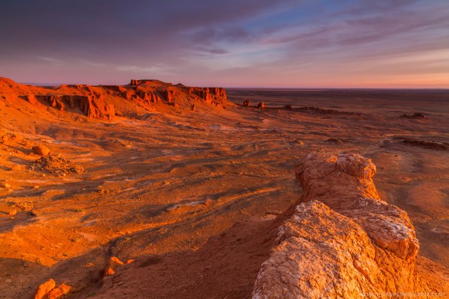 Пылающие скалы Баянзаг в пустыне Гоби