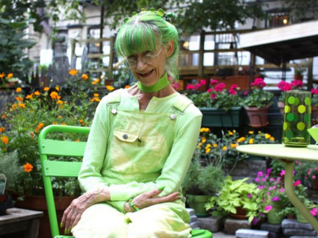 Зеленая леди из Бруклина: эксцентричная женщина, которая одевается исключительно в зеленый цвет