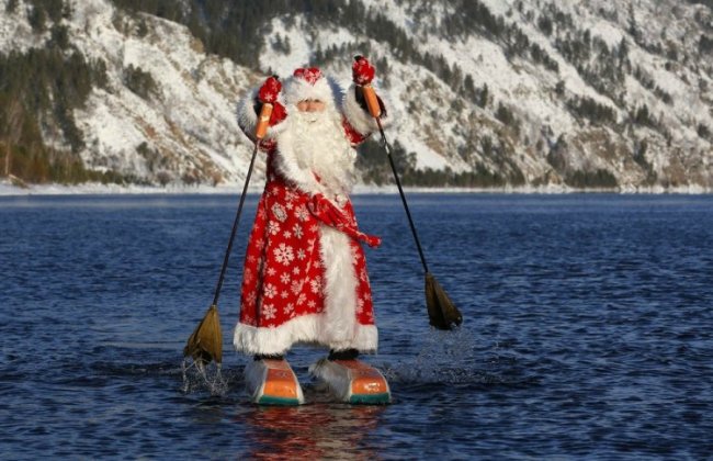 Деды Морозы и Санта-Клаусы шагают по планете