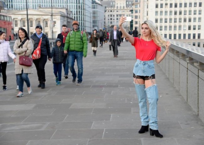 Девушка в странных джинсах прогулялась по Лондону