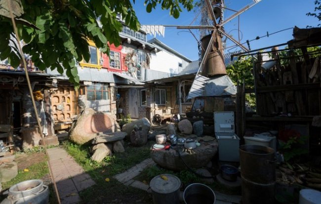 Белорус построил уникальный дом из мусора