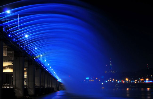 Лунная радуга — самый длинный в мире фонтан на мосту