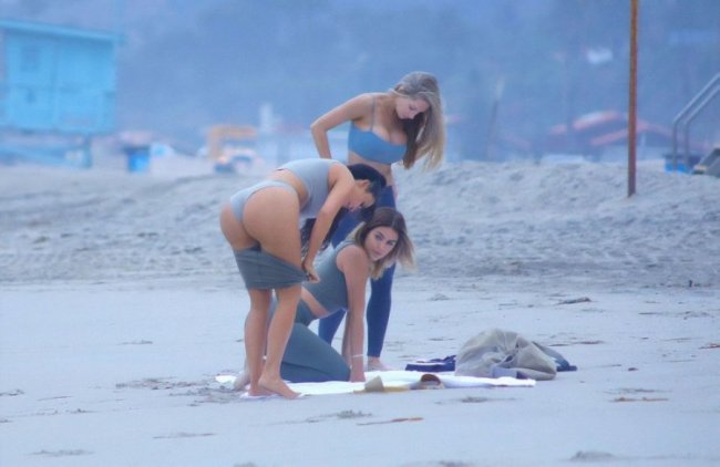 Ким Кардашян занимается йогой на пляже
