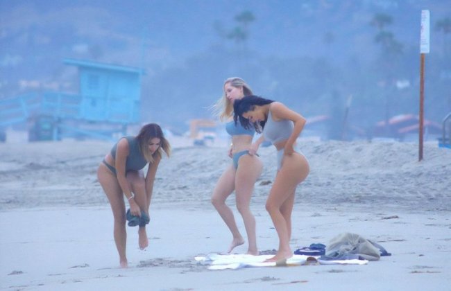 Ким Кардашян занимается йогой на пляже