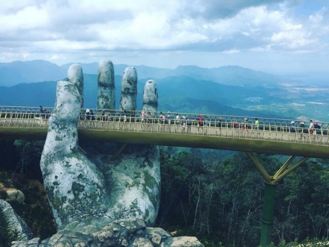Удивительный мост открыли во Вьетнаме
