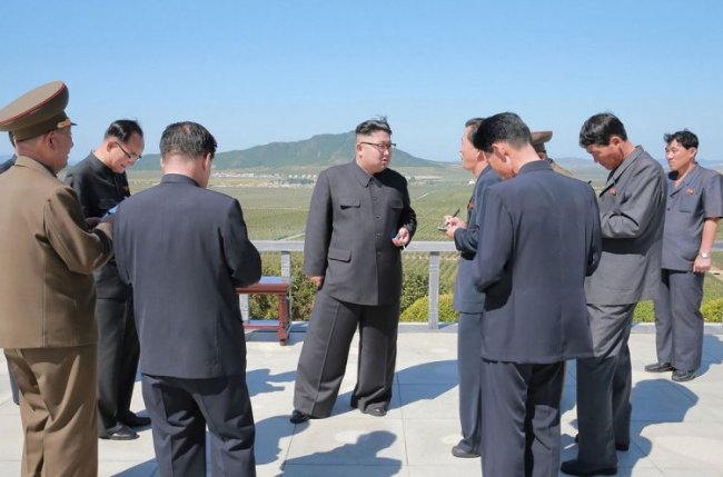 Ким Чен Ын инспектирует товары и объекты