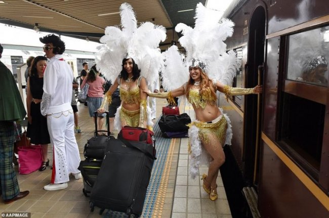 Сотни Элвисов на вокзале в Сиднее