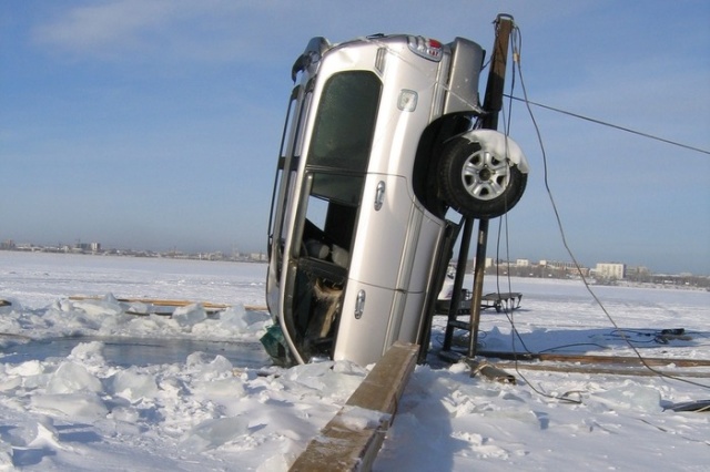 Автомобили, застрявшие во льду Байкала