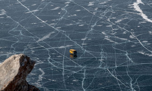 Невероятные ледяные образования озера Байкал