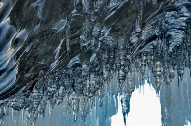 Невероятные ледяные образования озера Байкал