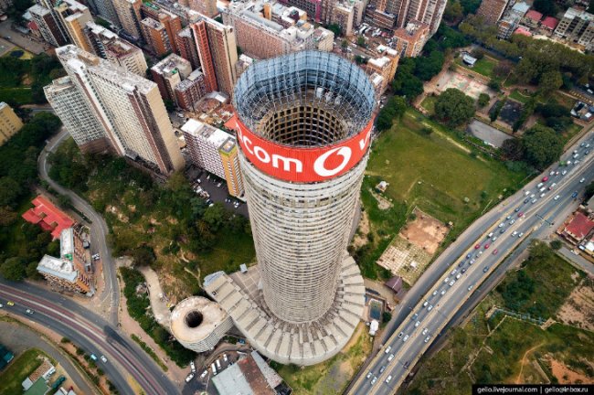 Знаменитый небоскреб Ponte City Apartments в Йоханнесбурге