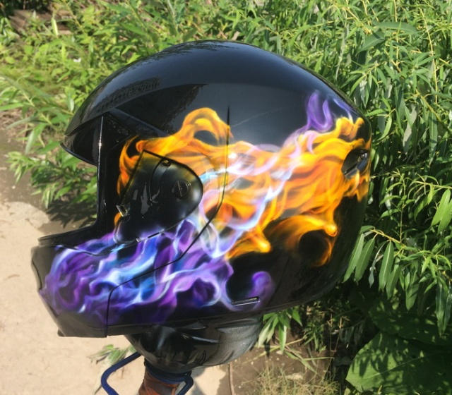 Мотоциклетный шлем до и после аэрографии