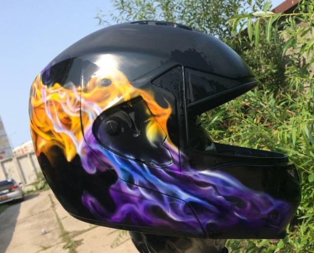 Мотоциклетный шлем до и после аэрографии