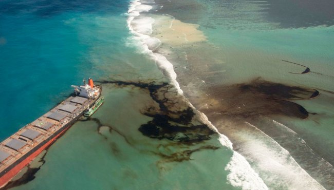 Как собирали нефть у Маврикия
