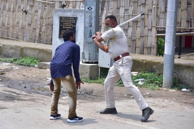 Индийская полиция палками избивает нарушителей карантина, а сотни трупов вымываются из могил
