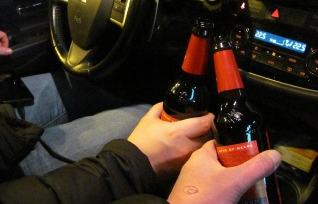 Можно ли пить пиво в припаркованной машине