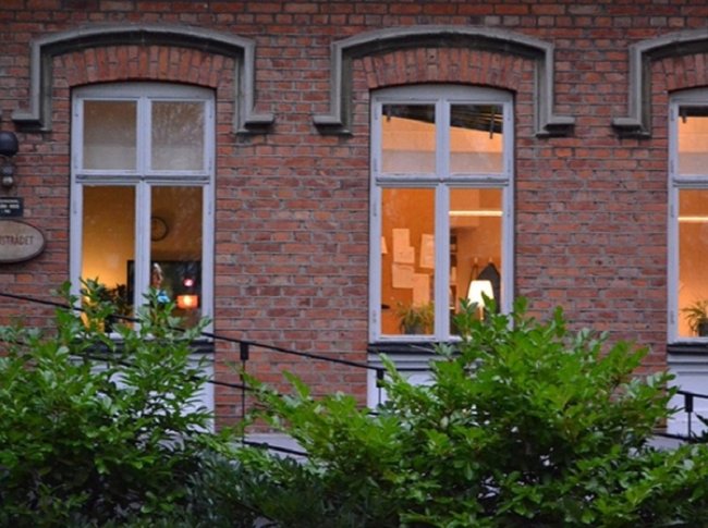 Почему в Швеции не вешают на окна шторы