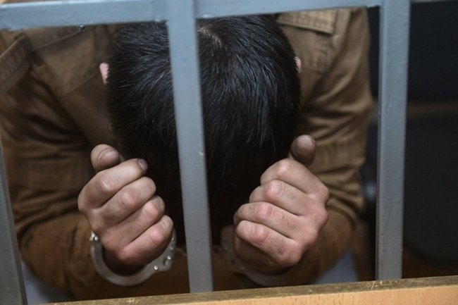 Узбек пытался подкатить к чужой подруге: за это его похитили, избили и изнасиловали