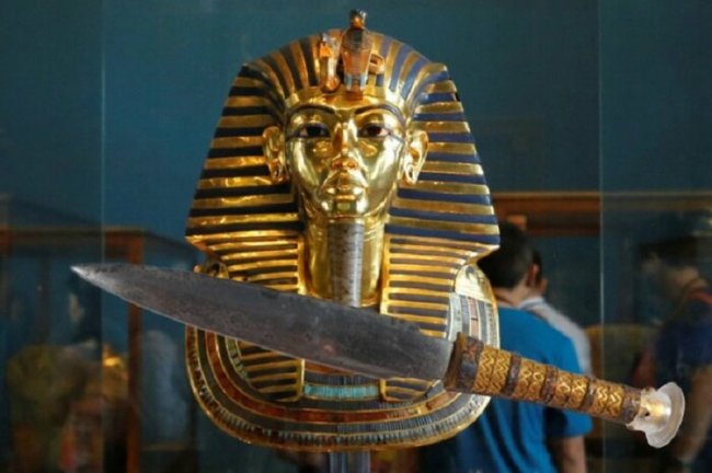 Кинжал Тутанхамона из инопланетного металла