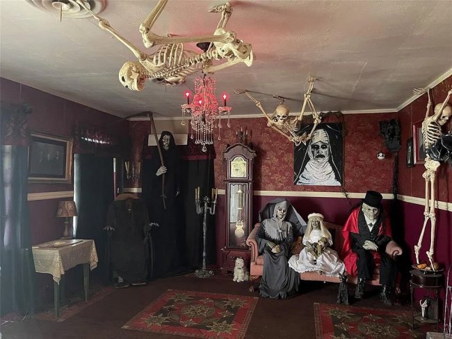 В США на продажу выставлен жуткий дом с гробами и скелетами