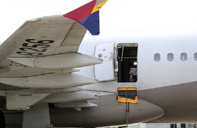 Пассажир открыл дверь самолета в воздухе на высоте 200 метров