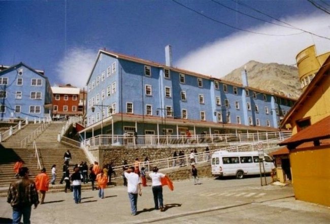 Красочный город-призрак в Андах