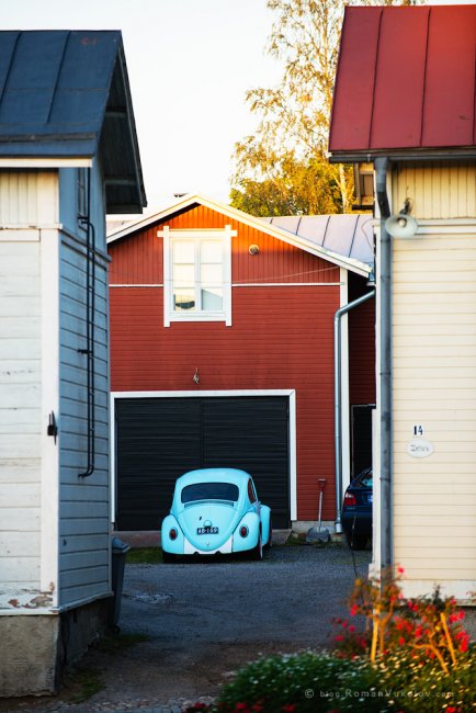Старые автомобили на улицах финских городов