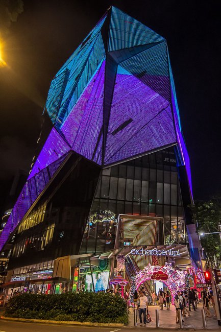 Как выглядит самая известная улица Сингапура перед Рождеством и Новым Годом