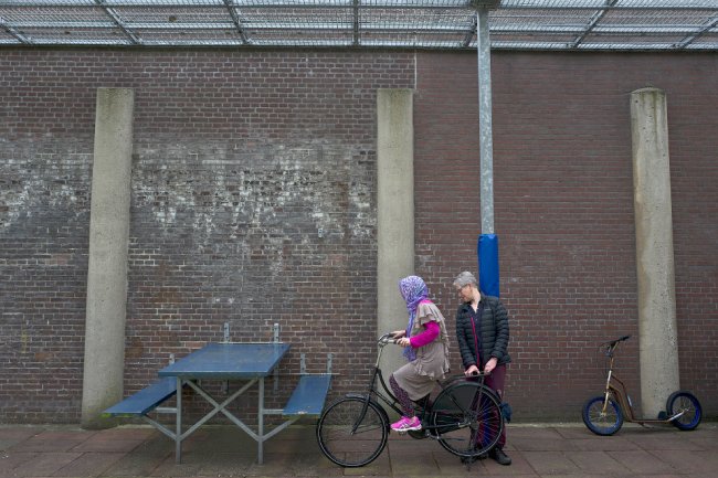 Нидерланды размещают мигрантов в тюрьмах