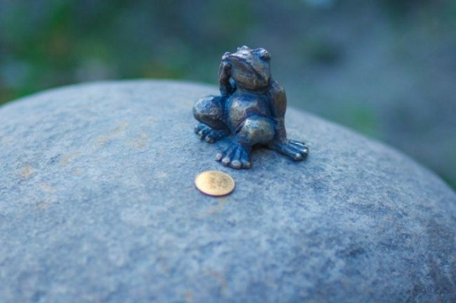Лягушка-путешественница, Чижик-Пыжик и компания: 6 самых маленьких памятников в мире