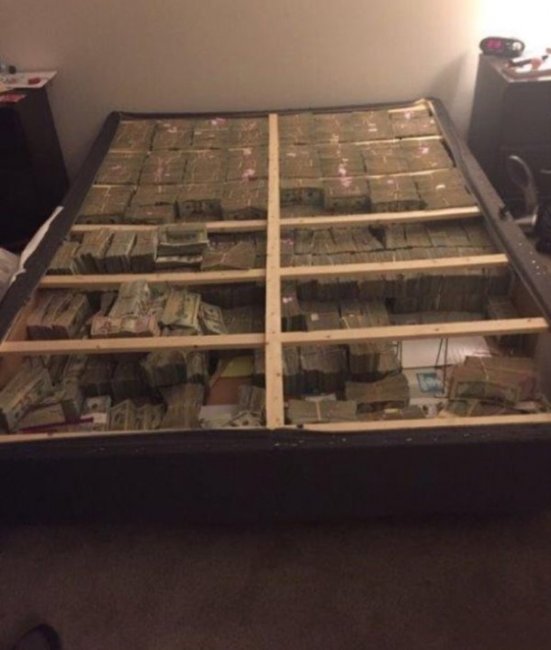 Кровать обычного человека и кровать мошенника