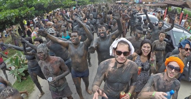 Грязевая вечеринка «Bloco da Lama» в Бразилии
