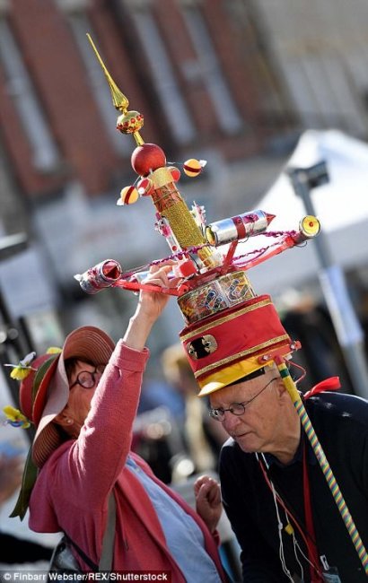 Фестиваль причудливых шляп в Англии