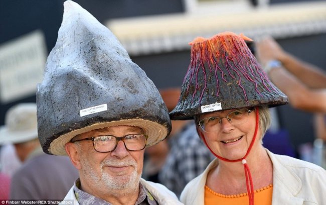 Фестиваль причудливых шляп в Англии