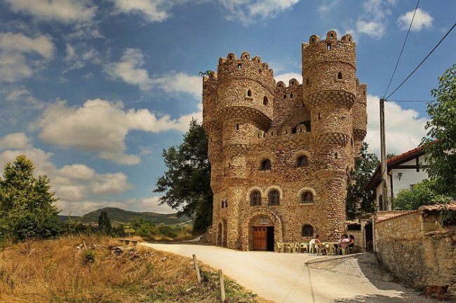 Испанец самостоятельно построил замок за 20 лет