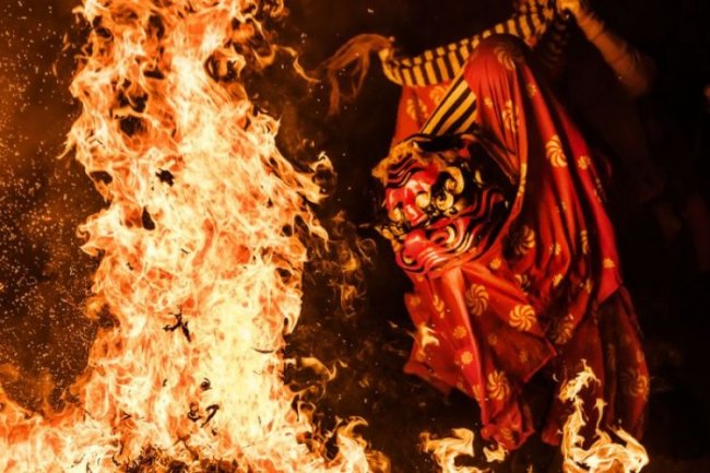 Японский дух огня проходит сквозь языки пламени