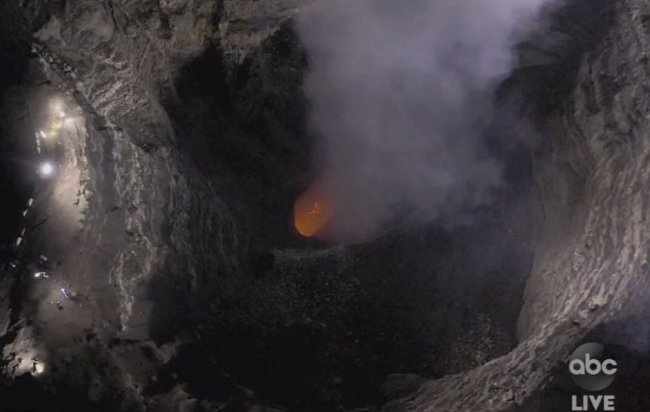 Канатоходец прошел над активным вулканом
