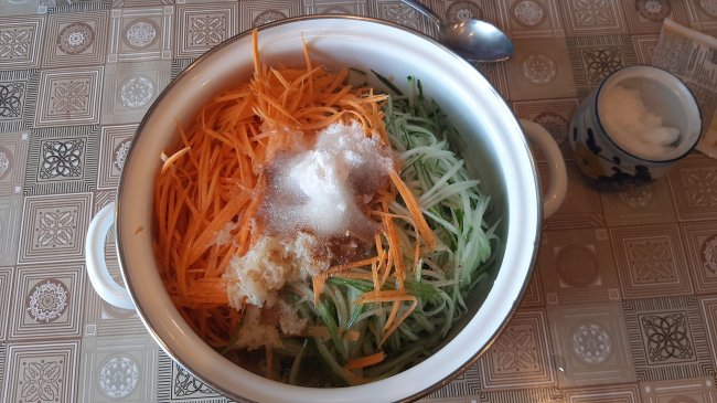 Салат на зиму «Огурцы с морковью по-корейски»