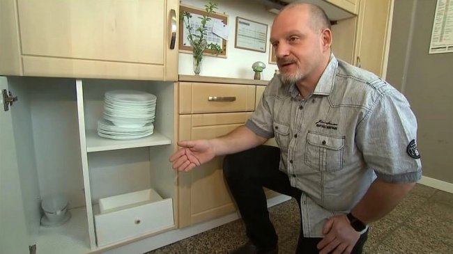 мужчина купил на eBay кухонные шкафы и нашел в них 150 тысяч евро